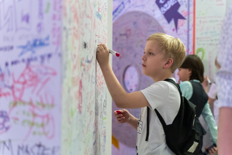 Дети из ДНР и ЛНР посетили выставку «Виктор Цой. Путь героя»