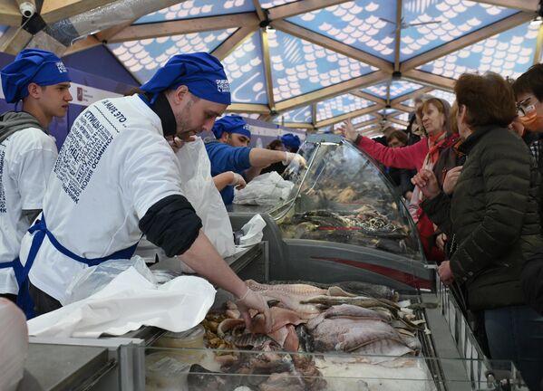 Кулинарные шоу, танцы и сапбординг: в Москве началась "Рыбная неделя"