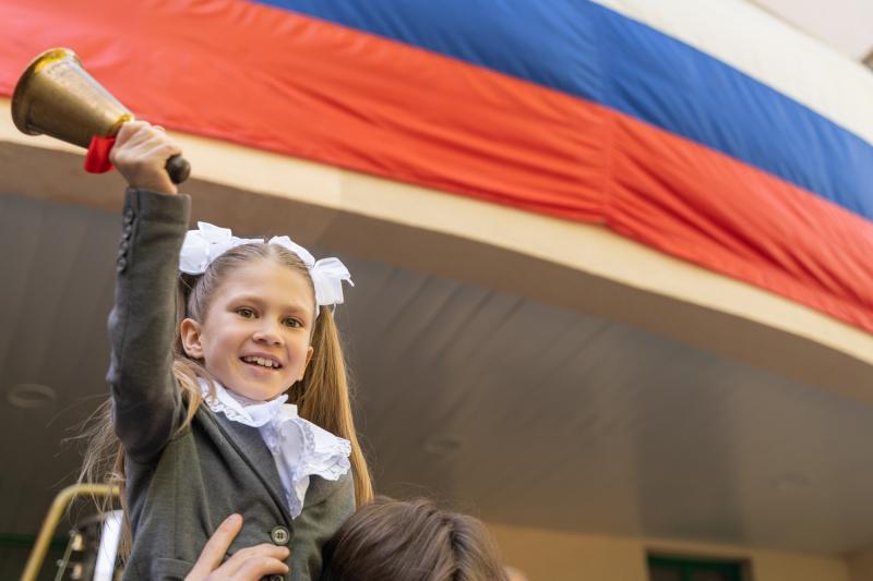 В день последнего звонка в московской школе высадили «Сад памяти»