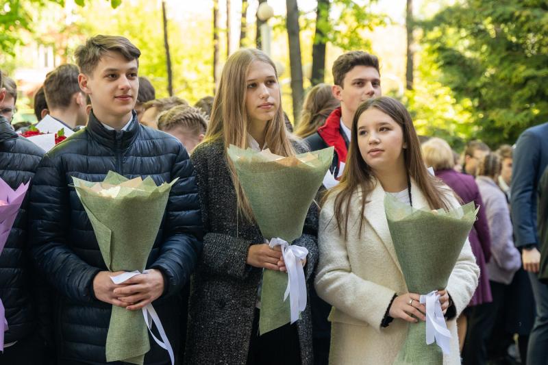 В день последнего звонка в московской школе высадили «Сад памяти»