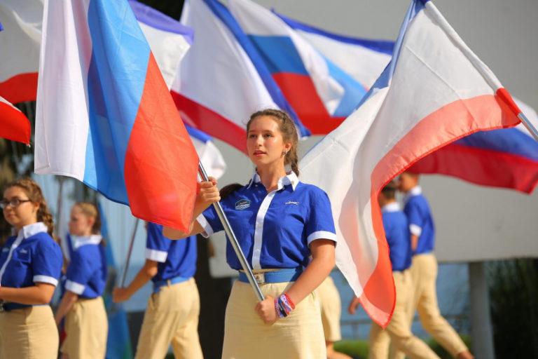 Более 15 тысяч российских школ будут обеспечены государственной символикой