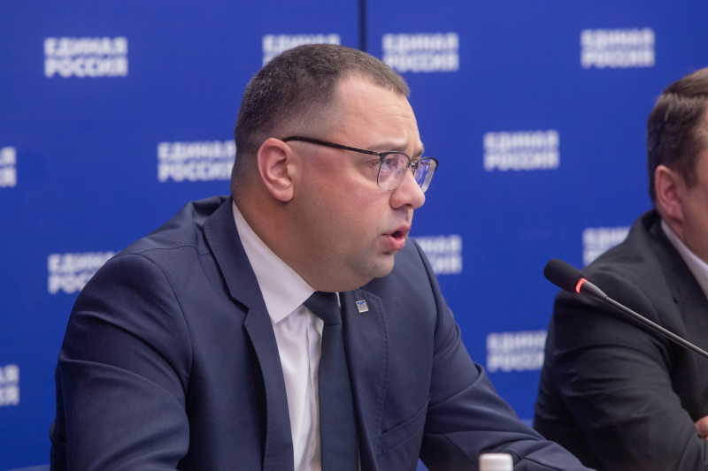 Минпросвещения проведет переобучение учителей школ Донбасса и освобожденных территорий 