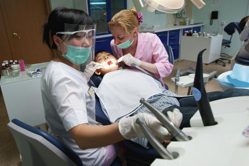 Прорезывание зубов у детей: признаки, помощь и рекомендации стоматолога
