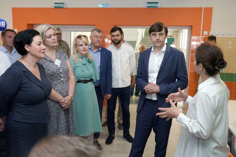 Министр просвещения изучил ход строительства самой большой школы в Калининграде