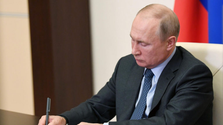 Путин одобрил уточнения формулировок в законе об опеке детей-сирот