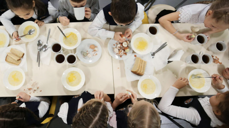 Путин подписал закон о бесплатном двухразовом питании детей с ОВЗ в школах