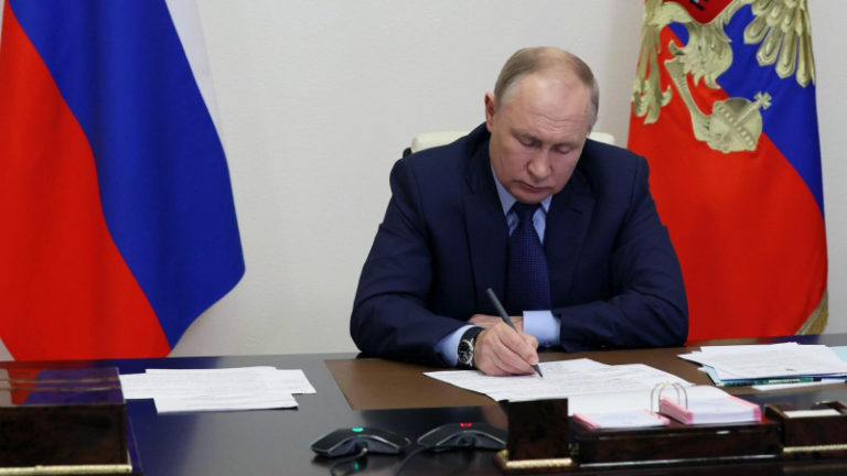 Путин подписал закон о регистрации детей-сирот