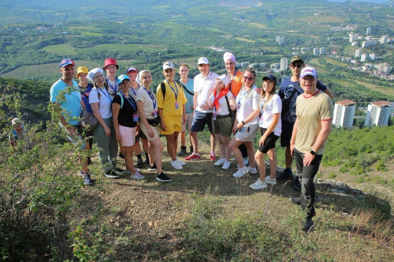 Сергей Кравцов поднялся на гору Аю-Даг вместе с советниками по воспитанию