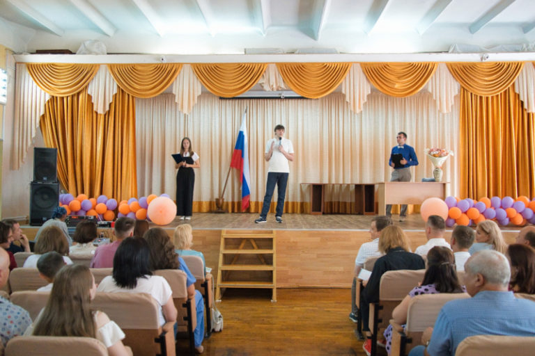 Сергей Кравцов вручил аттестаты выпускникам школ Запорожской области