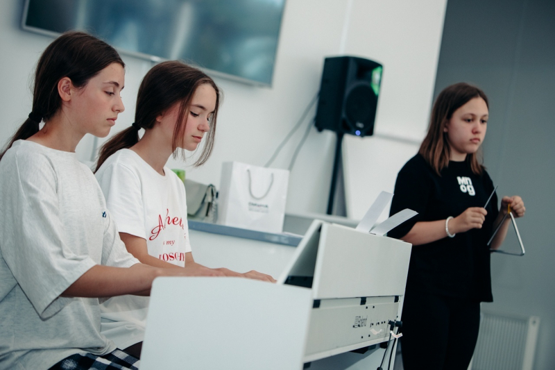 Школьники из 25 регионов России и ЛНР стали участниками авторской программы «АРТ-лаборатория лидеров» в «Смене»