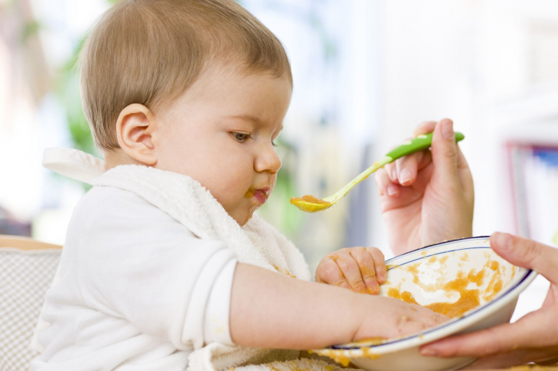 Сколько съедает ребенок: таблица для детей до года с расчетом по месяцам