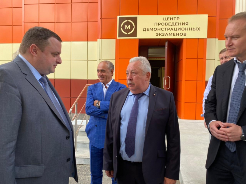 Денис Грибов посетил Центр опережающей профессиональной подготовки Свердловской области