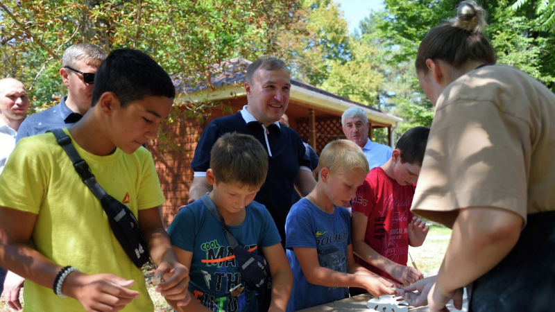 Глава Адыгеи проверил отдых детей из Херсонской области и Донбасса