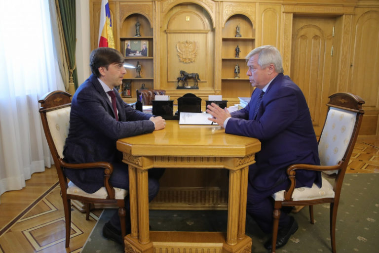 Министр просвещения и губернатор Ростовской области обсудили готовность школ региона к началу учебного года