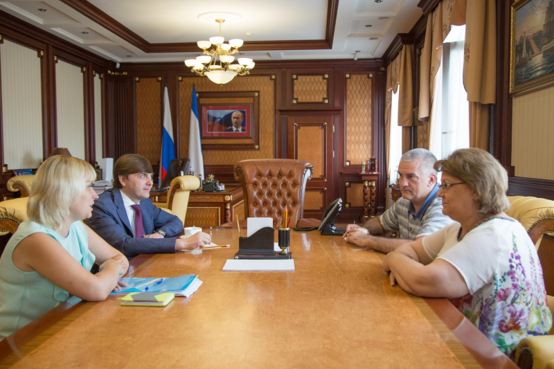 Министр просвещения Сергей Кравцов провел рабочую встречу с главой Республики Крым