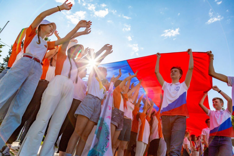 Праздничные конкурсы и флешмобы проходят в федеральных детских центрах в День Государственного флага России