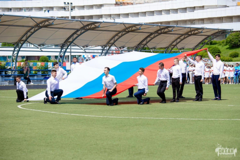 Праздничные конкурсы и флешмобы проходят в федеральных детских центрах в День Государственного флага России 