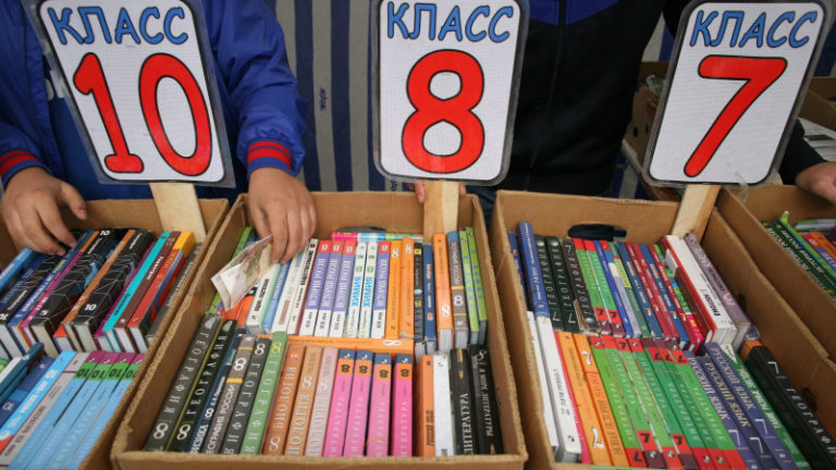 В России не откажутся от бумажных учебников, заявил Кравцов