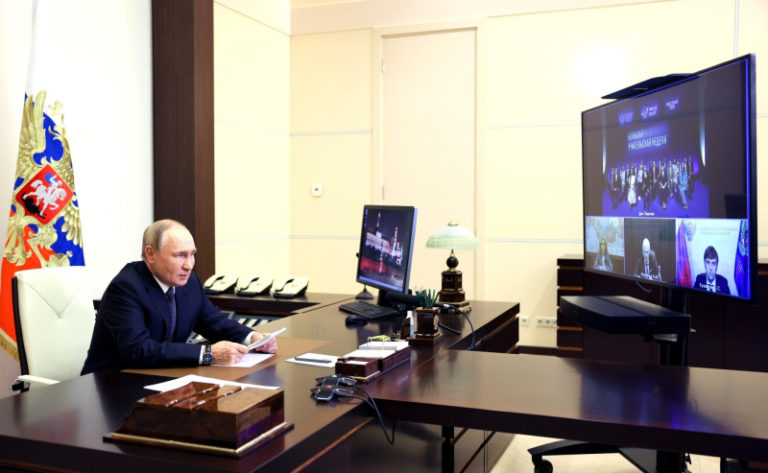 Глава государства призвал укреплять суверенную систему образования и воспитания в России