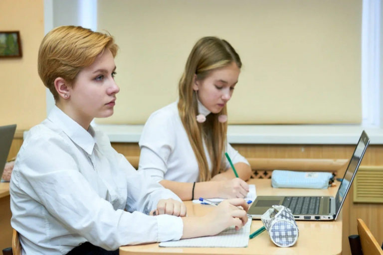 Российская сборная участвует во второй Европейской олимпиаде школьниц по информатике