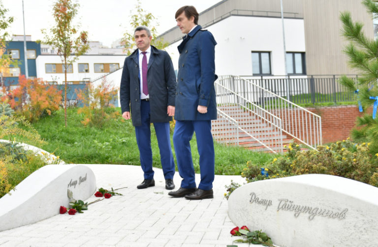 Сергей Кравцов возложил цветы в саду памяти гимназии № 175 Казани
