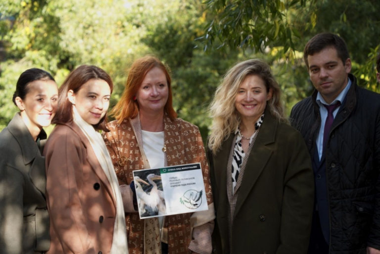 В Московском зоопарке появилась табличка от участников конкурса «Учитель года России», опекающих семью розовых пеликанов