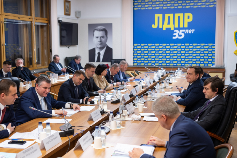 Министр просвещения обсудил с членами фракции ЛДПР воспитательную работу в школах и продвижение российского образования за рубежом