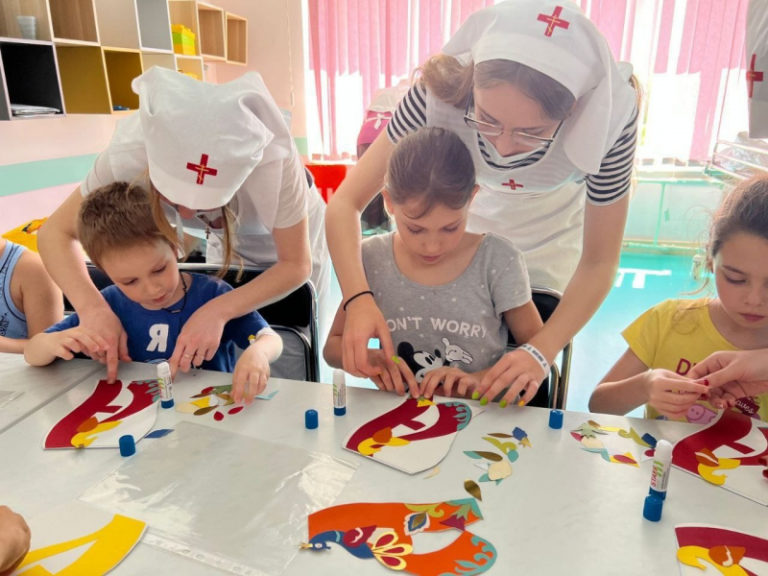 Девушки-волонтеры из «Молодежного сестричества» Новороссийска помогают юным пациентам городской больницы